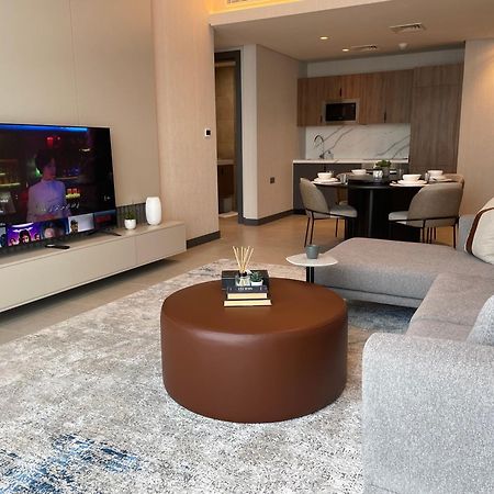 Hotel Charthouse Bahrain Manama Zewnętrze zdjęcie A living room in a typical apartment