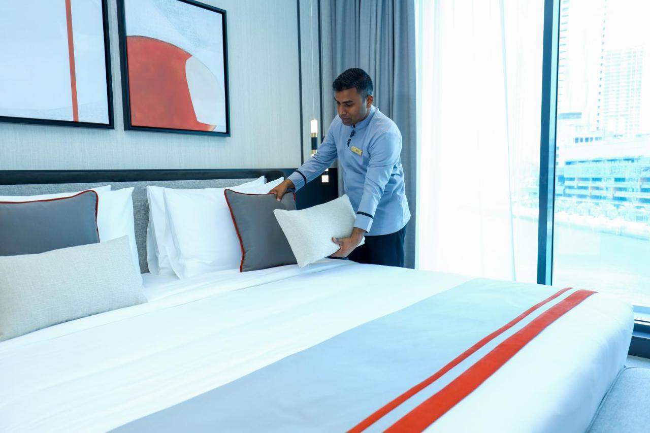 Hotel Charthouse Bahrain Manama Zewnętrze zdjęcie A hotel housekeeper making a bed
