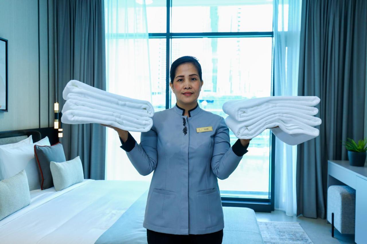 Hotel Charthouse Bahrain Manama Zewnętrze zdjęcie A chambermaid in a hotel