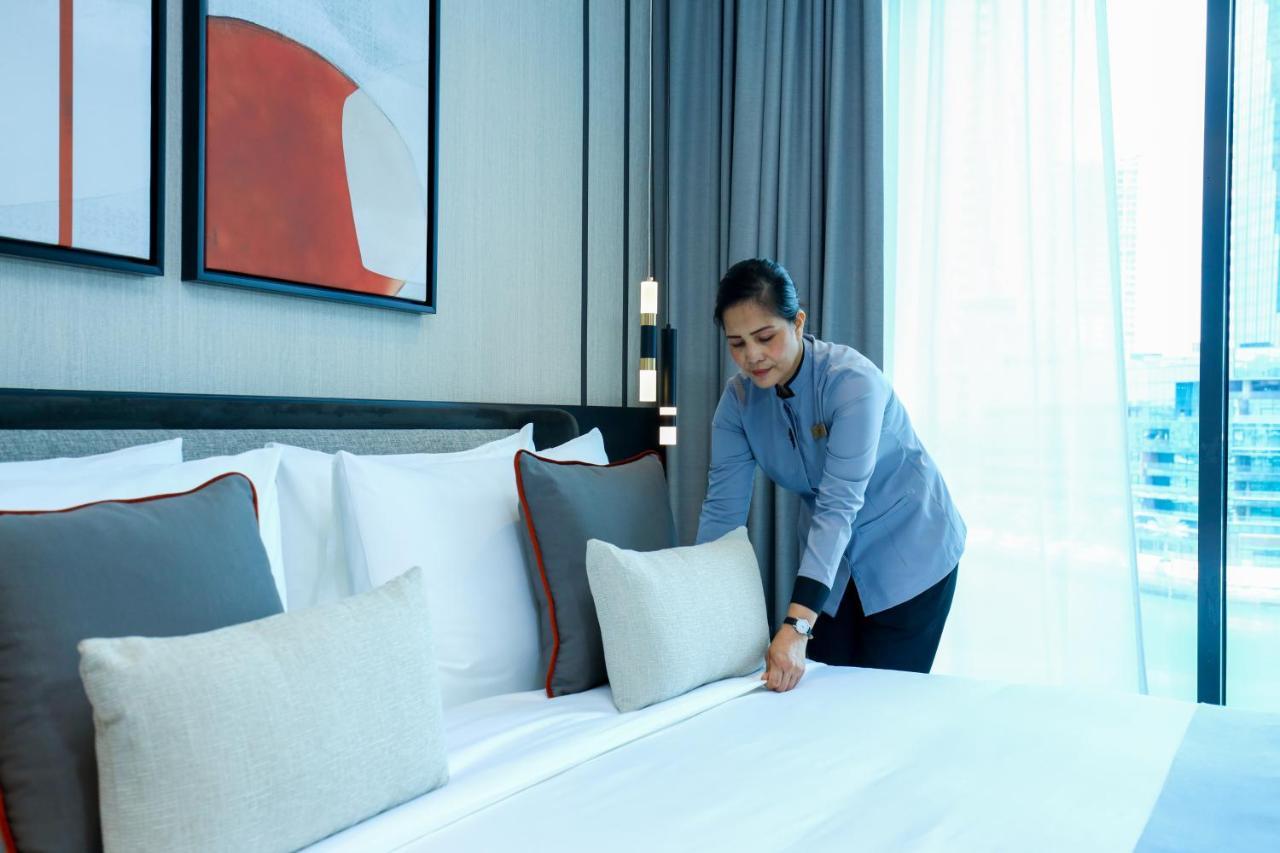 Hotel Charthouse Bahrain Manama Zewnętrze zdjęcie A chambermaid making a bed