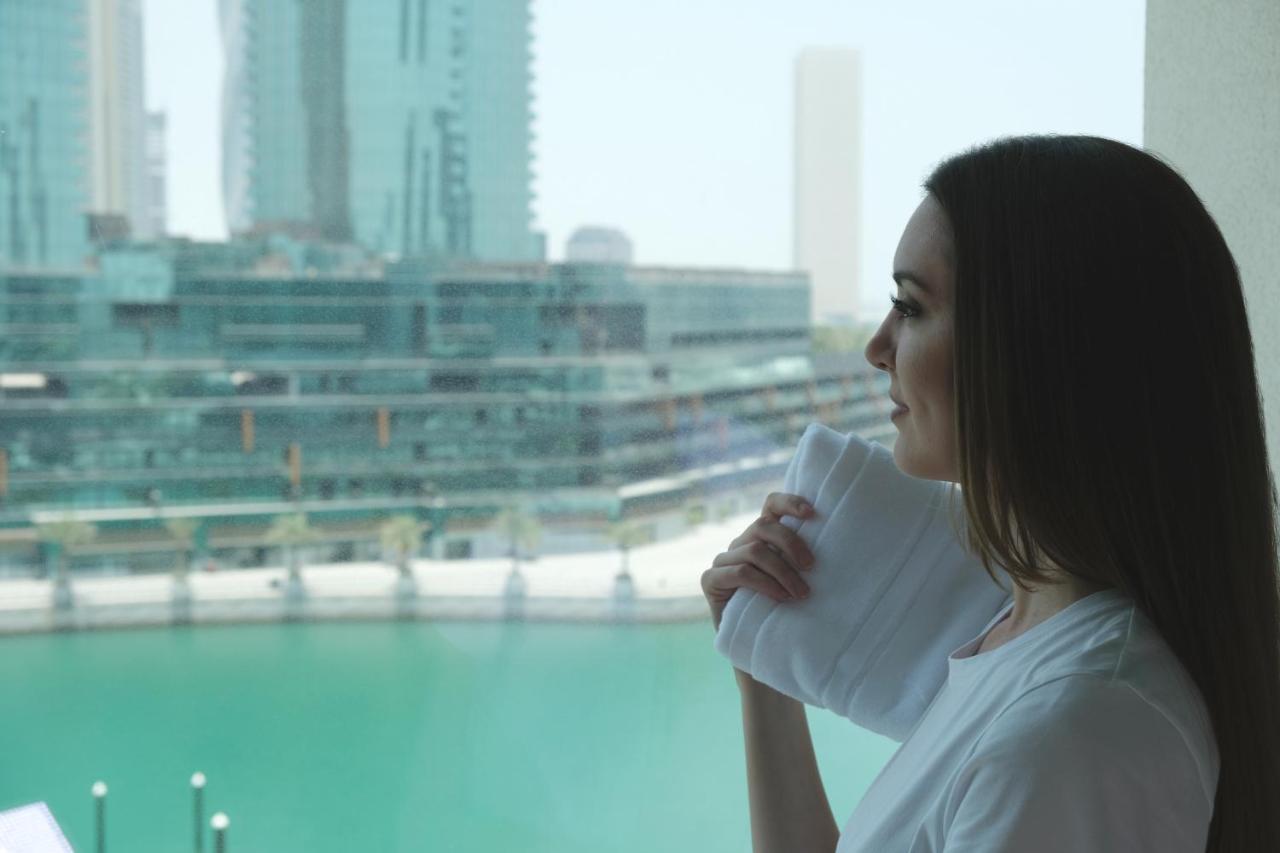 Hotel Charthouse Bahrain Manama Zewnętrze zdjęcie A woman in Dubai