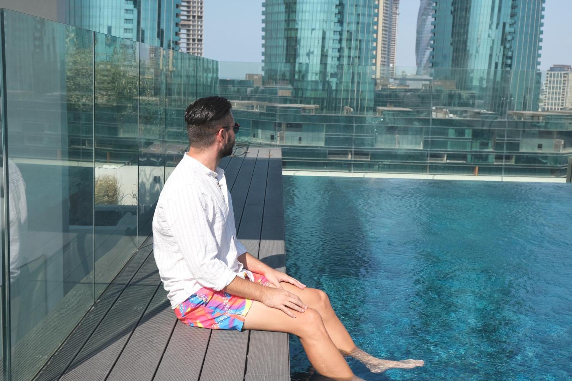 Hotel Charthouse Bahrain Manama Zewnętrze zdjęcie A man sitting on the edge of a pool