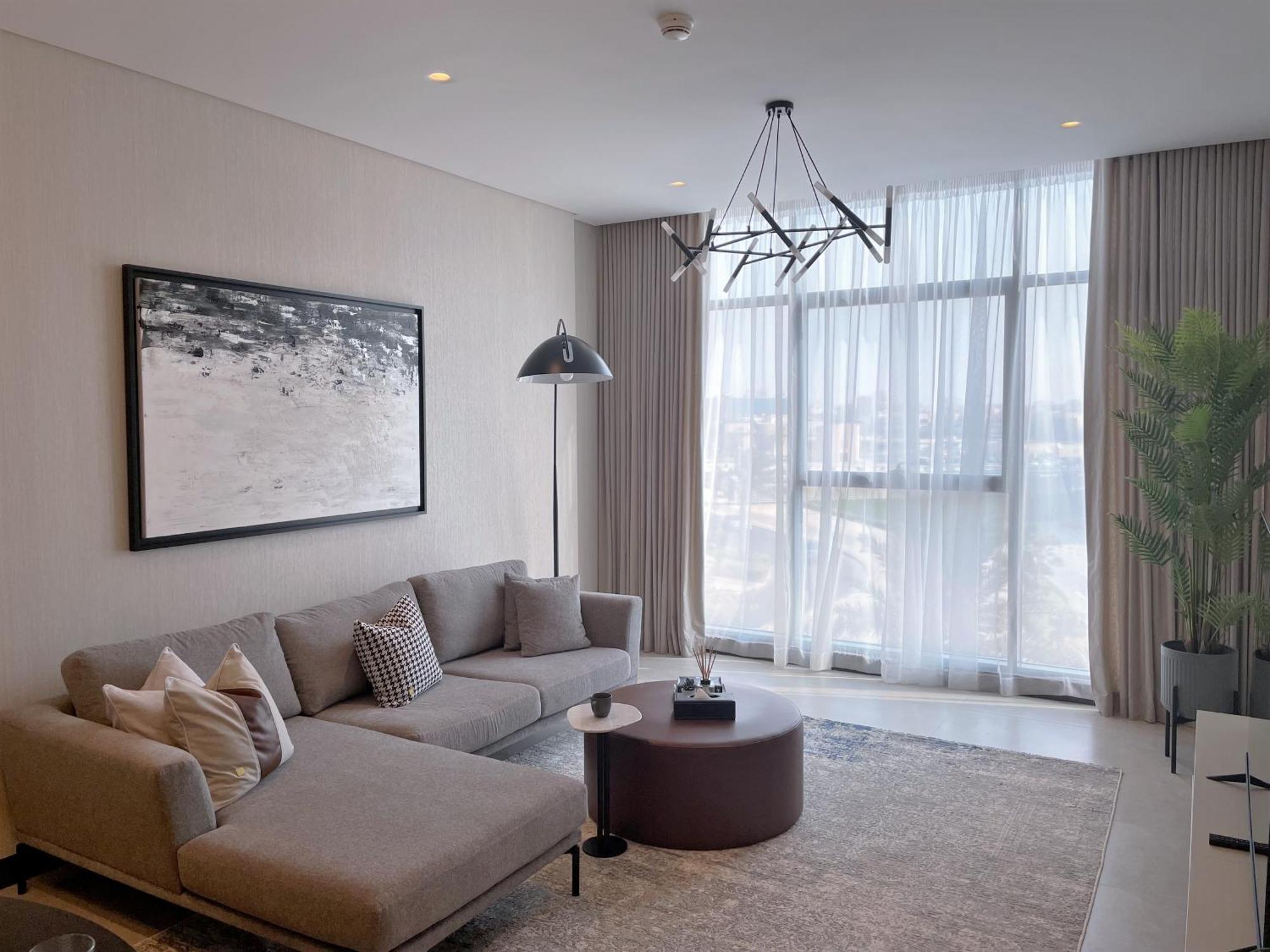 Hotel Charthouse Bahrain Manama Zewnętrze zdjęcie A living room in a typical apartment