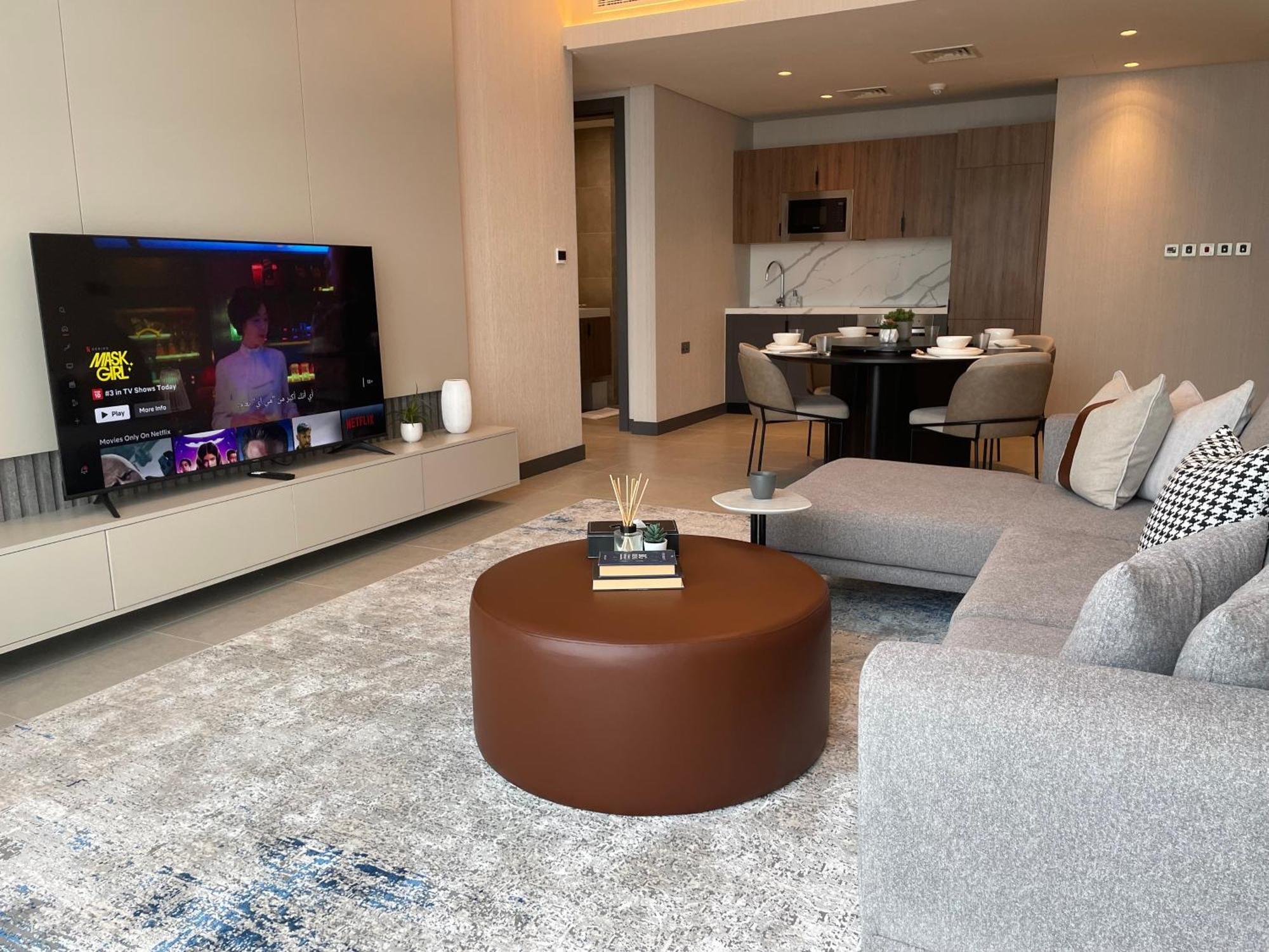 Hotel Charthouse Bahrain Manama Zewnętrze zdjęcie A living room in a typical apartment