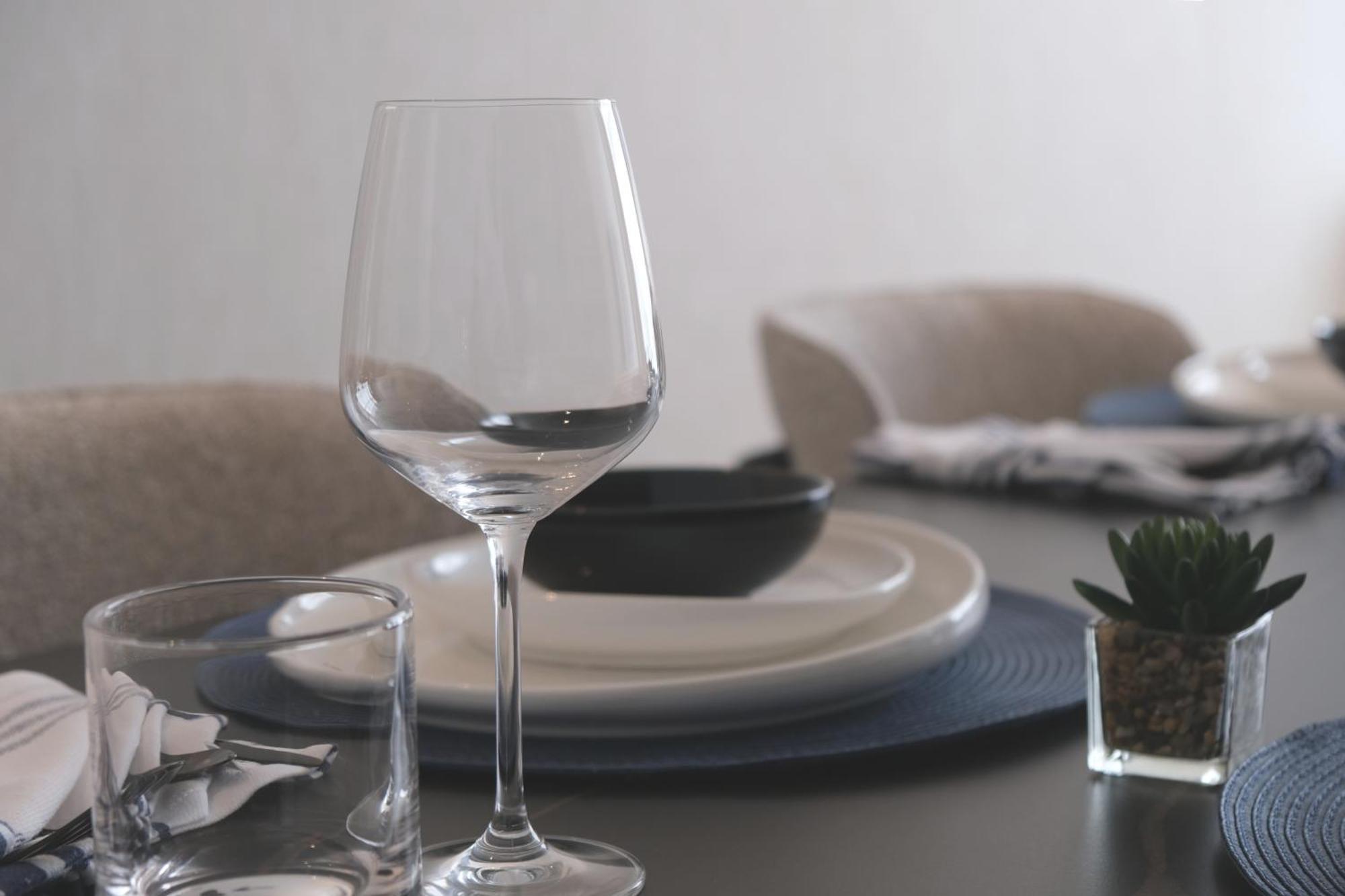 Hotel Charthouse Bahrain Manama Zewnętrze zdjęcie A wine glass