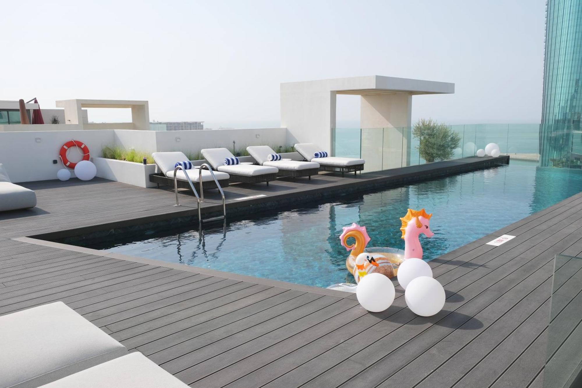 Hotel Charthouse Bahrain Manama Zewnętrze zdjęcie The pool at the top of the hotel