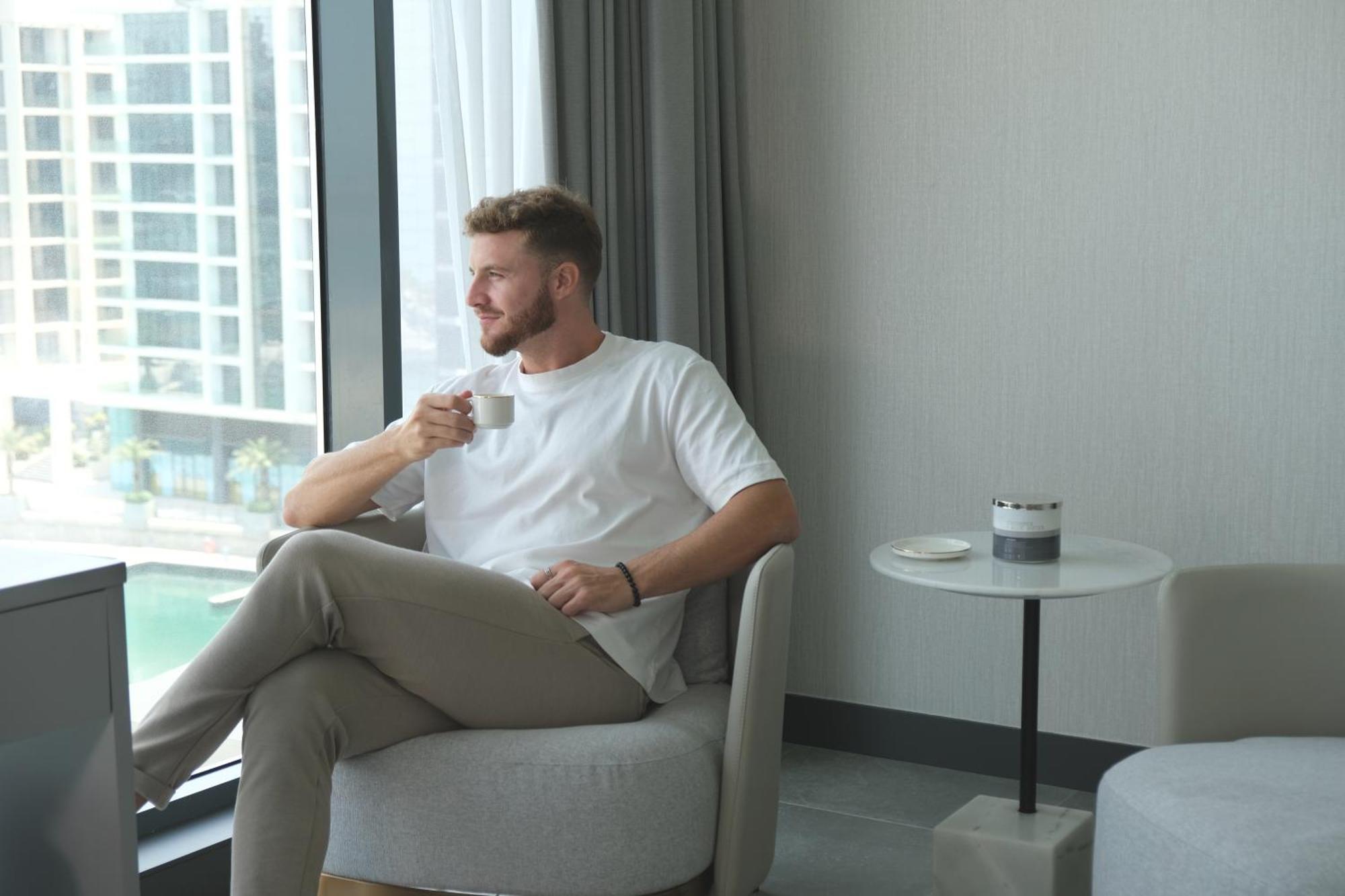 Hotel Charthouse Bahrain Manama Zewnętrze zdjęcie A man drinking coffee