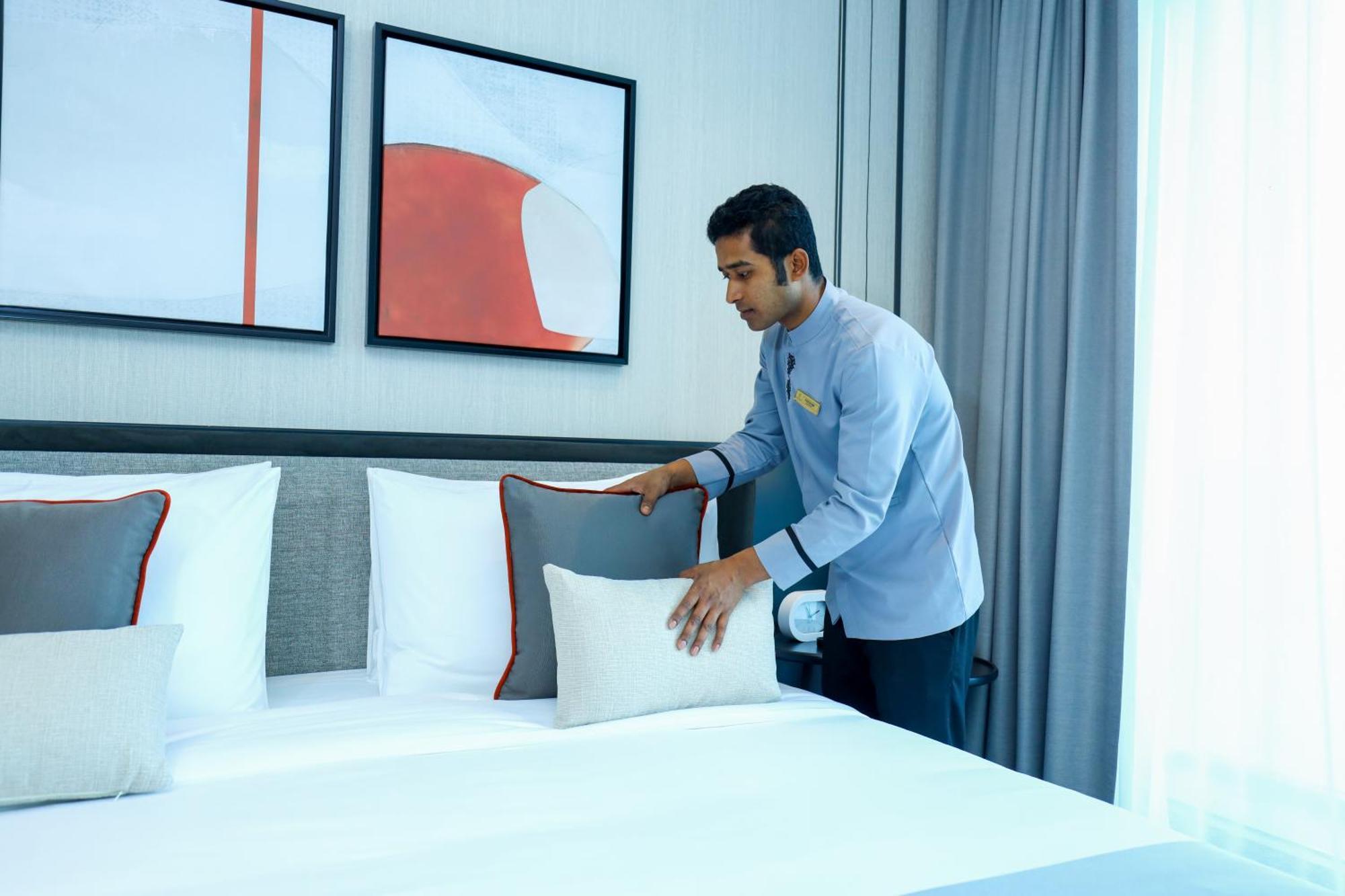 Hotel Charthouse Bahrain Manama Zewnętrze zdjęcie A hotel housekeeper making a bed